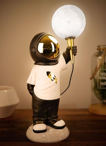 BRUBAKER Astronauten Tischlampe - 46 cm Weltraum Nachttischlampe mit USB-C Stecker - Handbemalte Dekofigur Statue mit Mond Lampe - Gold, Weiß und Schwarz